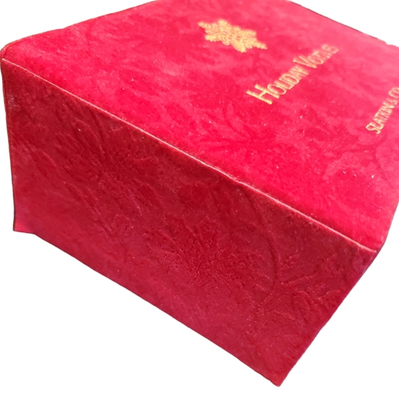 SLATKIN & CO Holiday Votives in Red Flocked Gift Box - Picture 3 of 8